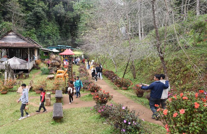 Du khách thu gom rác để giữ gìn vệ sinh môi trường tại khu du lịch thác
